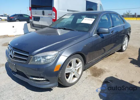 2011 Mercedes-Benz C 300 Luxury/Sport z USA, uszkodzony, nr VIN WDDGF5EB6BR185986